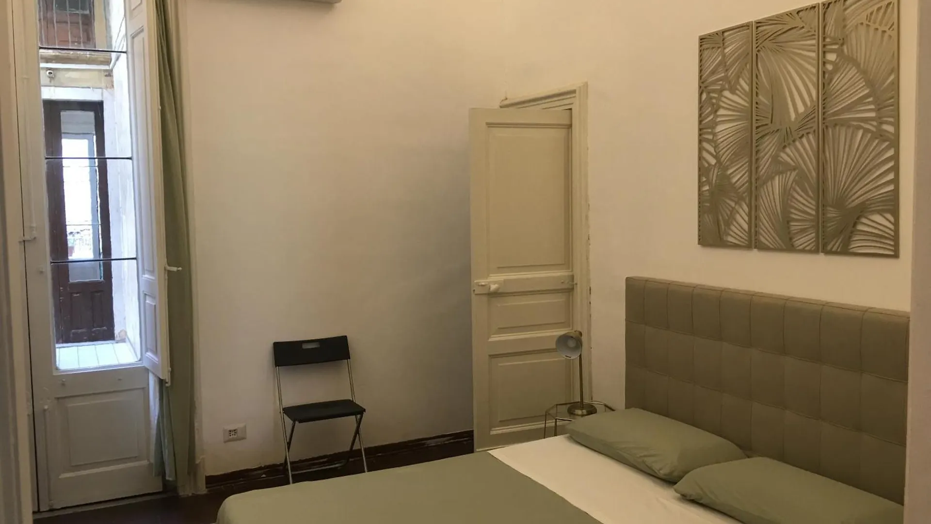 Bohemian Apartment Terrace Downtown Aeroporto di Catania Fontana Rossa 0*,  Italia
