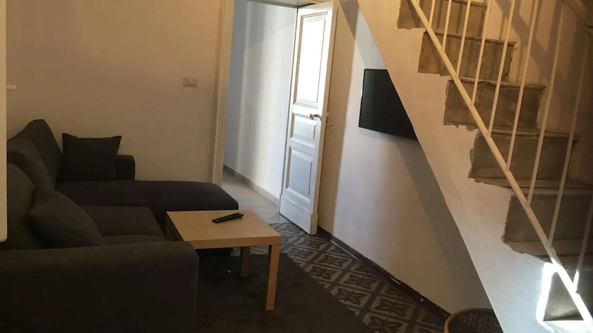 Bohemian Apartment Terrace Downtown Aeroporto di Catania Fontana Rossa 0*,  Italia